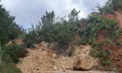 Lại xảy ra sạt lở, một người dân may mắn thoát chết